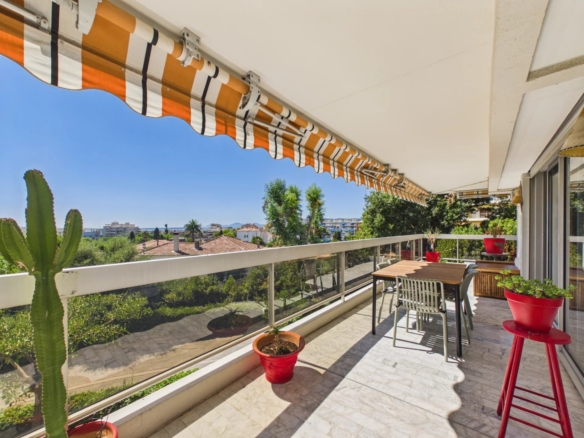 A VENDRE MAS DE TANIT  4 PIECES D’ANGLE JUAN LES PINS ROSTAGNE