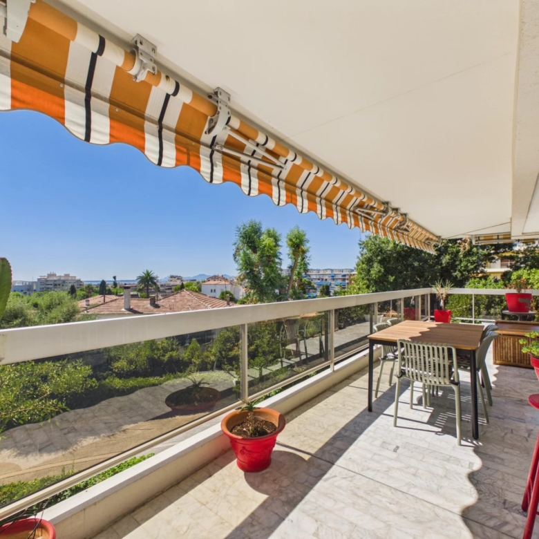 A VENDRE MAS DE TANIT  4 PIECES D’ANGLE JUAN LES PINS ROSTAGNE