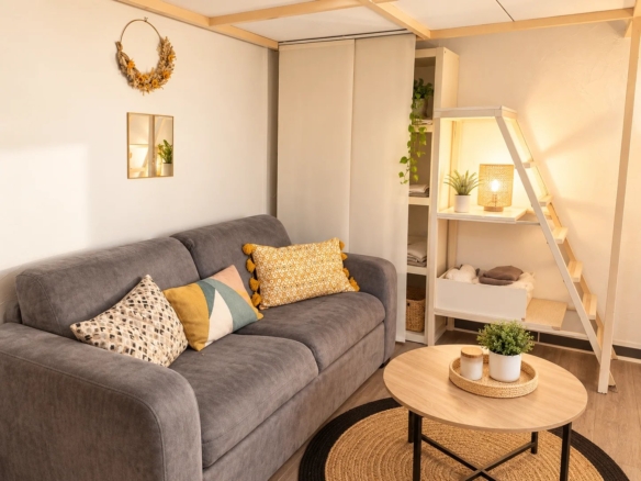 PALAIS RHODANIA – SUPERBE STUDIO DUPLEX À 30 MÈTRES DE LA MER