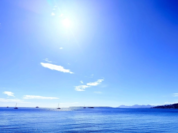 JUAN-LES-PINS — DERNIER ÉTAGE À 100M DES PLAGES – Stationnement