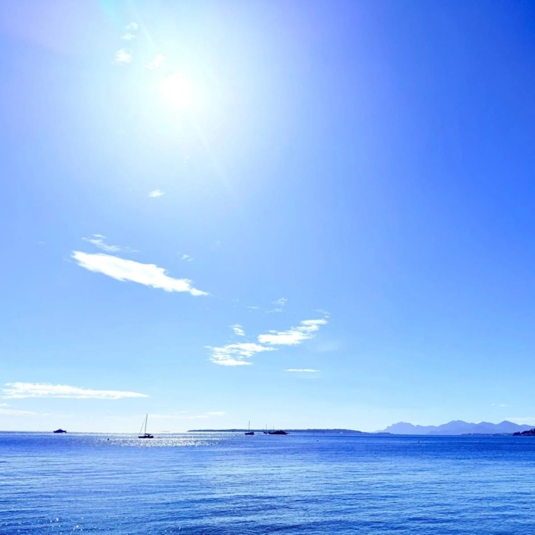 JUAN-LES-PINS — DERNIER ÉTAGE À 100M DES PLAGES – Stationnement