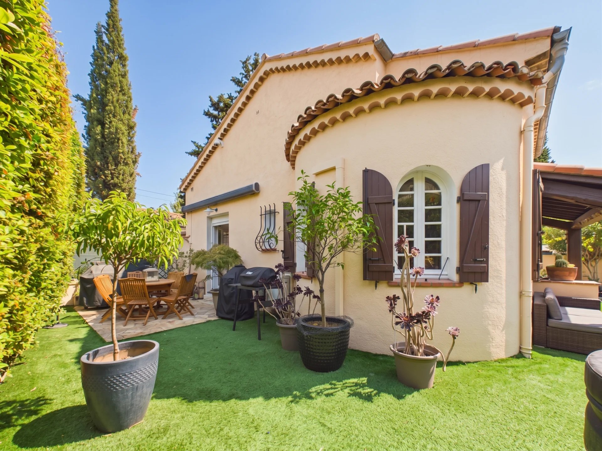 Charming 3-Bedroom House with Guest House, Garden & Garage – Prime Location in Absolute Peace and Quiet - Tanit Immobilier